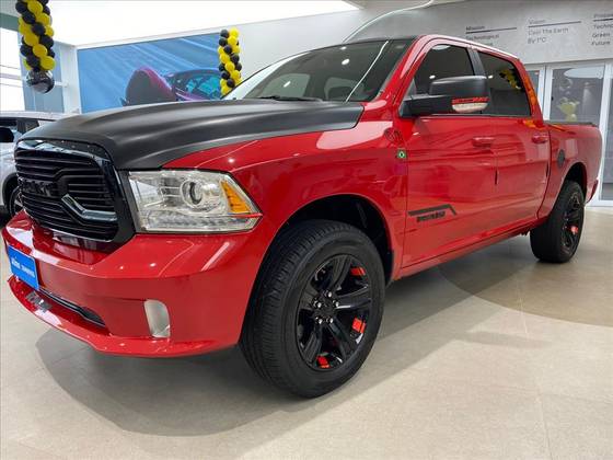 RAM CLASSIC 5.7 V8 GASOLINA LARAMIE NIGHT EDITION CD 4X4 AUTOMÁTICO